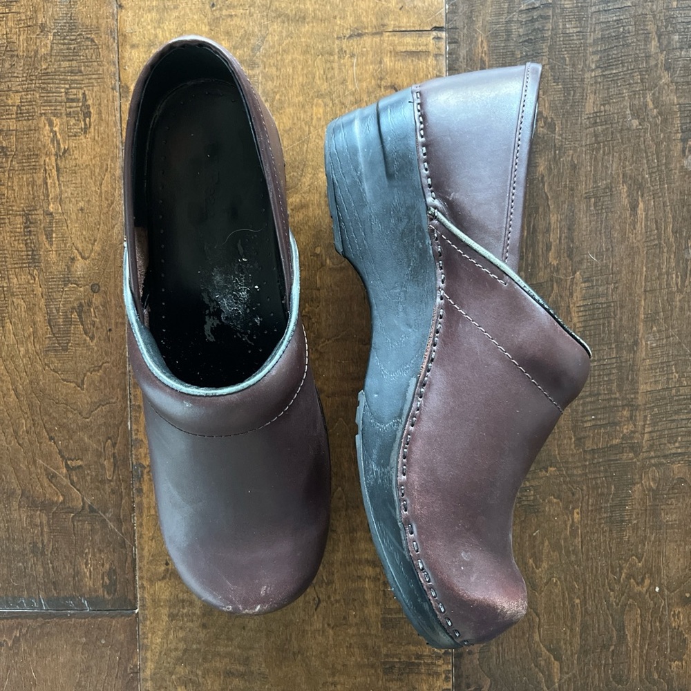 L.L. Bean brown leather clogs with black soles, size 81/2